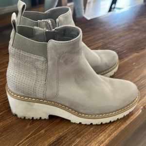 Women's gray boots. Size 6.5